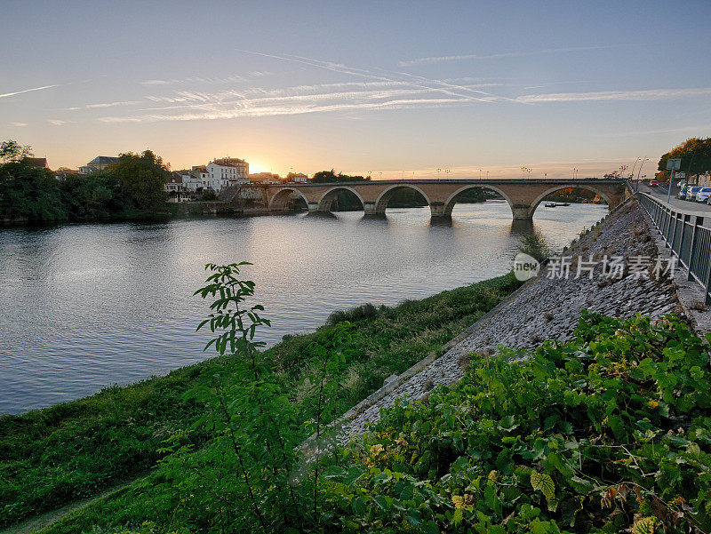 旧桥，vieux pont在Bergerac，法国